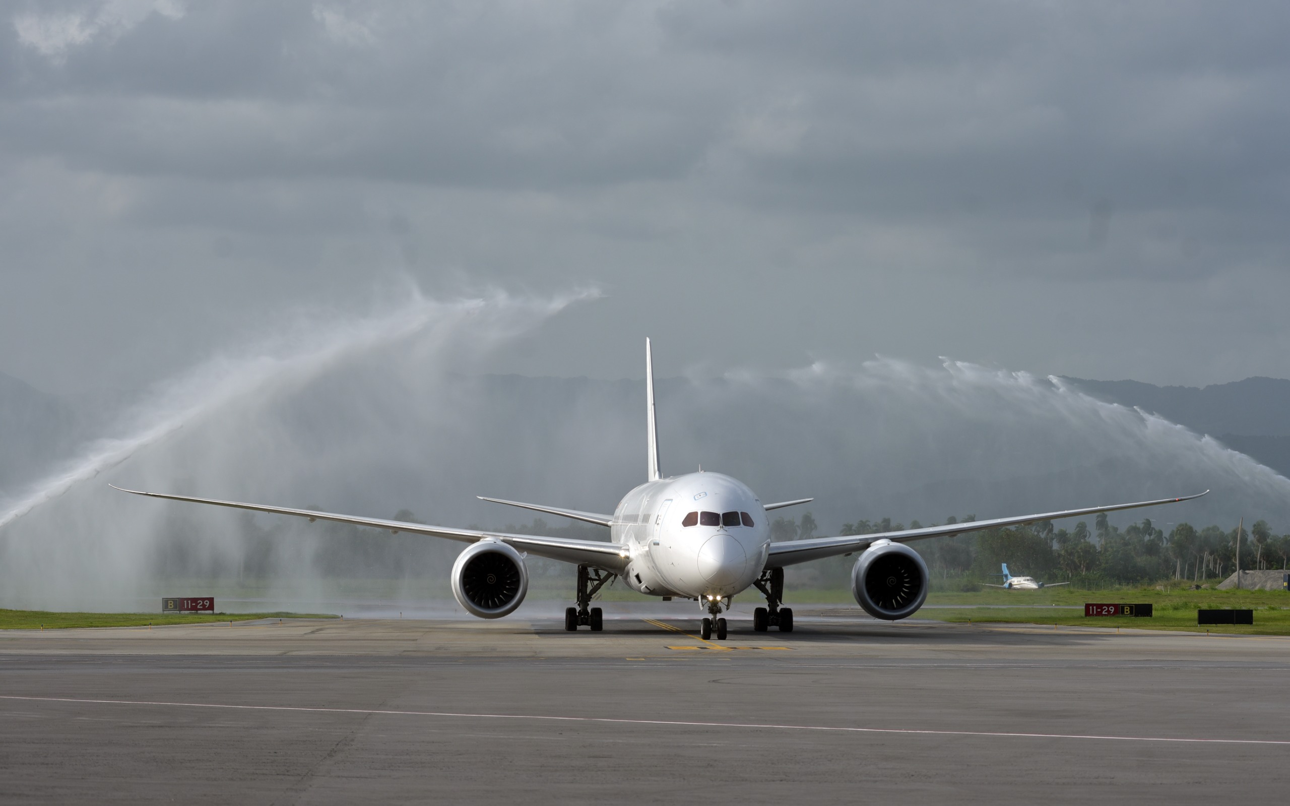 Air Europa inicia ruta que conecta a Santiago con Madrid
