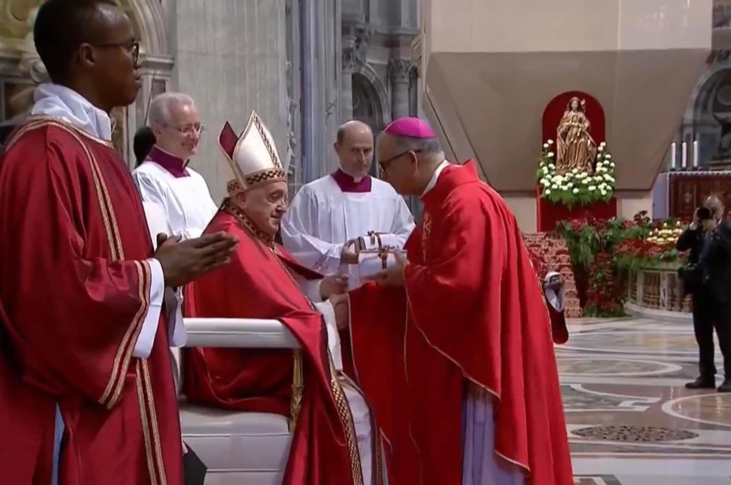 Papa Francisco entrega Palio a monseñor Héctor Rafael Rodríguez