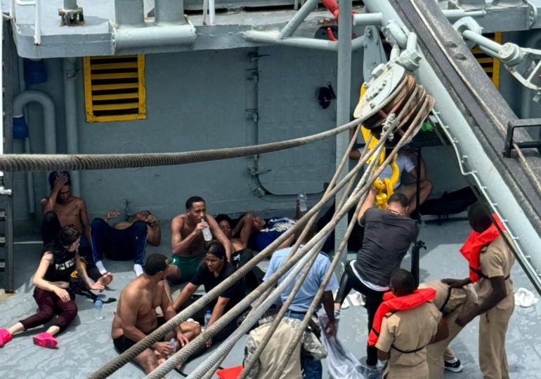 La Armada de la República Dominicana Rescata a 17 Personas en la Costa Norte