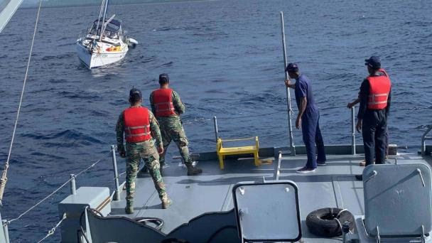 Armada de República Dominicana rescata a dos ciudadanos estadounidenses de un velero a la deriva.