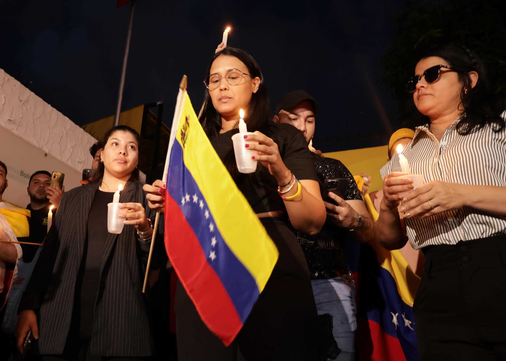 Venezolanos en RD realizan vigilia frente al consulado de Venezuela