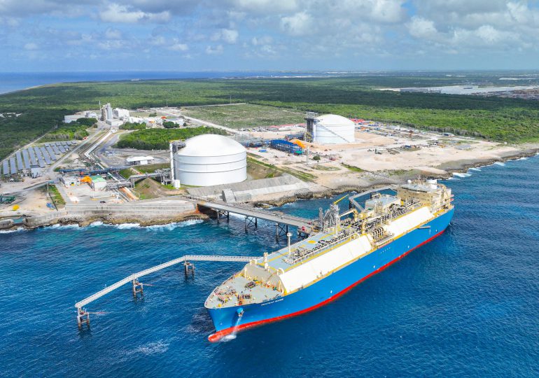 Fuertes oleajes y basura arrastrada por Huracán Beryl en Boca Chica afectan la generadora AES Andrés y reduce la capacidad de regasificación
