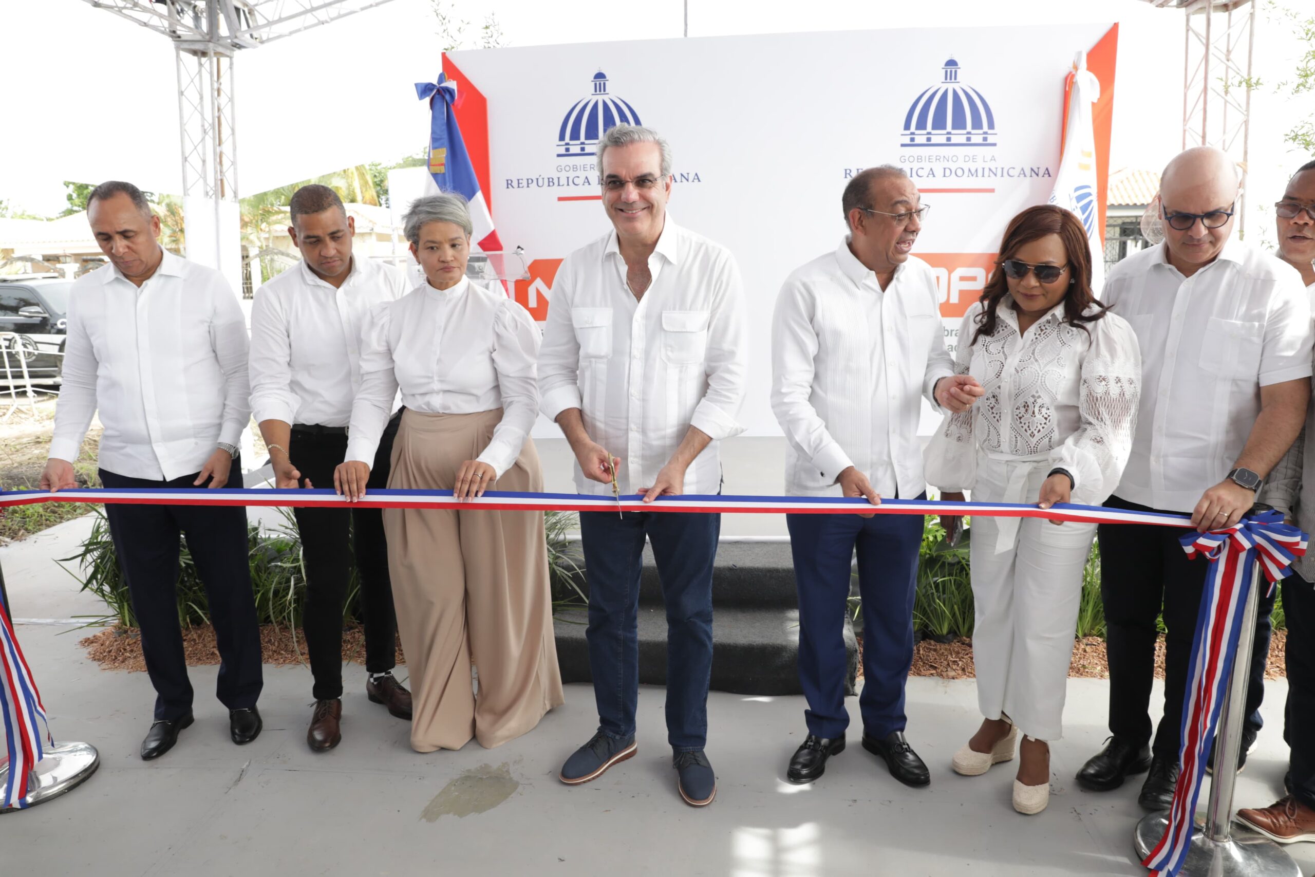 Presidente Abinader inaugura en San Pedro de Macorís un liceo, un puente peatonal, un muro, una fortaleza y el asfaltado de calles en diferentes sectores