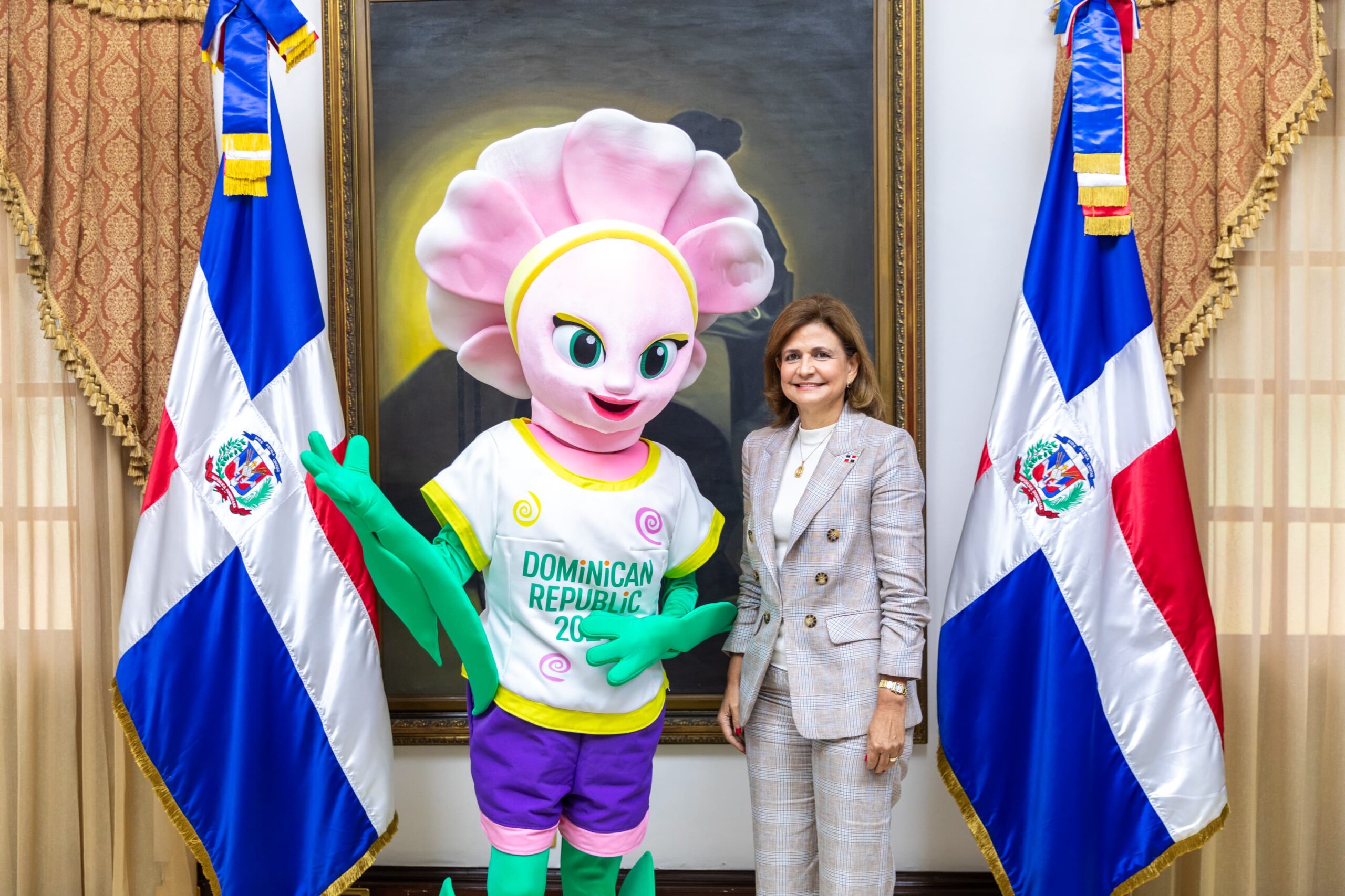 Raquel Peña recibe a Taní; mascota de la Copa Mundial Femenina Sub-17