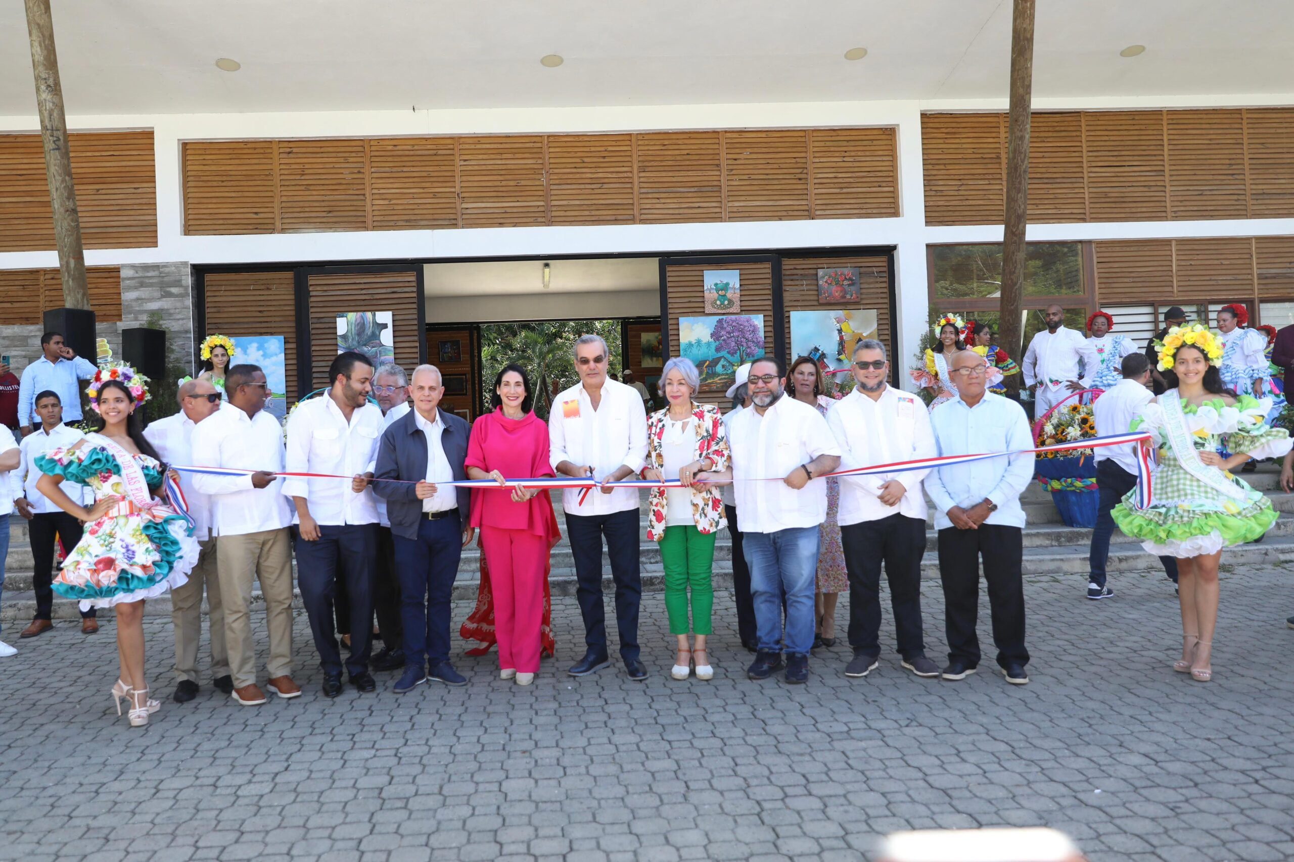 Presidente Abinader inaugura obras eléctricas en Jarabacoa que beneficiarán a más de 55 mil familias e inaugura la Plaza del Café