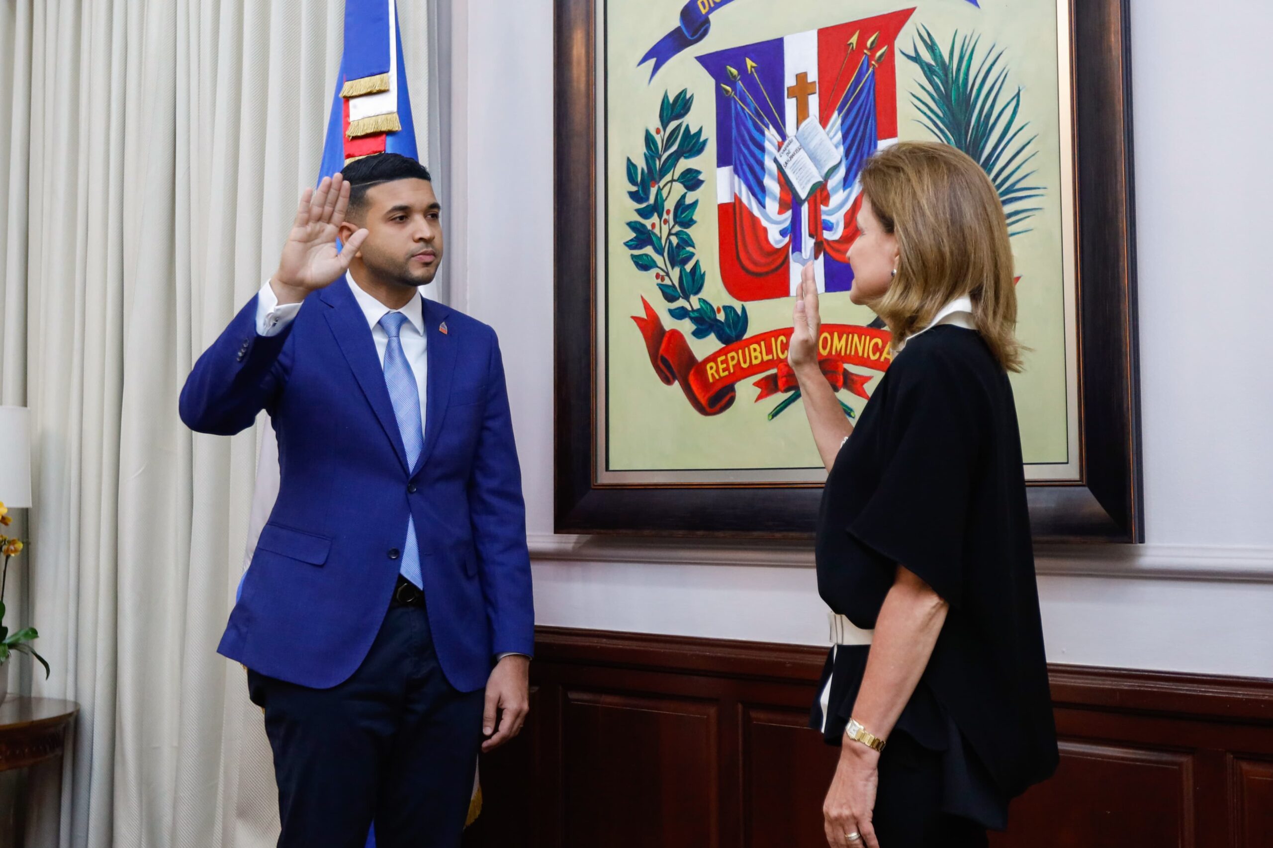 Vicepresidenta juramenta nuevos ministros de Administración Pública y de la Juventud