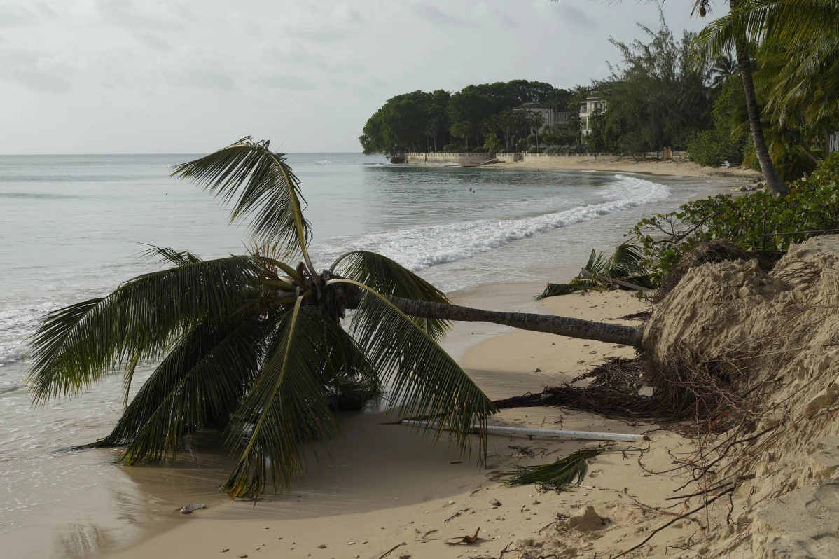 Huracán Beryl se dirige a Jamaica tras azotar sureste del Caribe