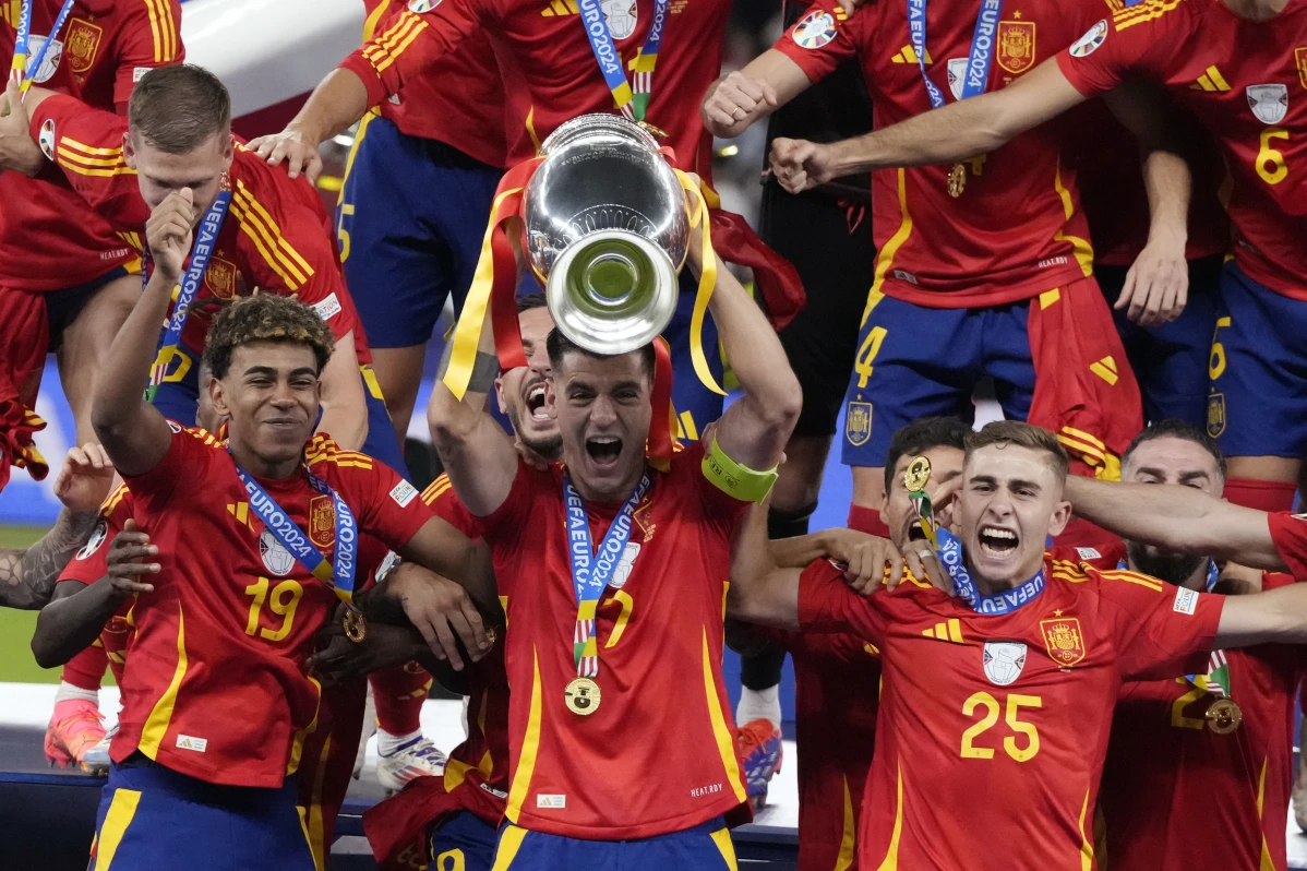 España conquista su cuarta Eurocopa al vencer 2-1 a Inglaterra en la final