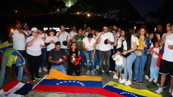 Venezolanos en RD realizan vigilia en Monumento de Santiago