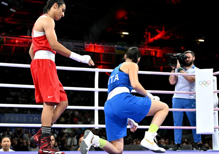 La primera rival de polémica boxeadora argelina se retira en 46 segundos; recibe respaldo de su país
