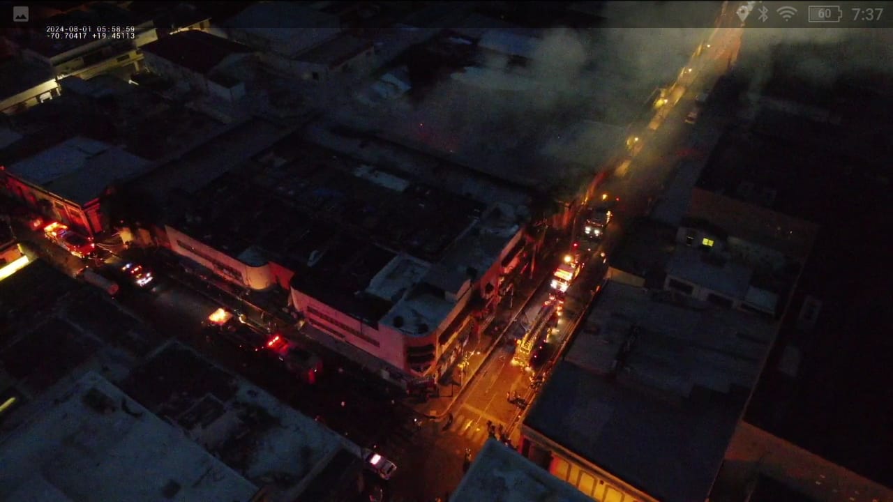 El 911 coordina asistencia de incendio en plaza comercial de Santiago