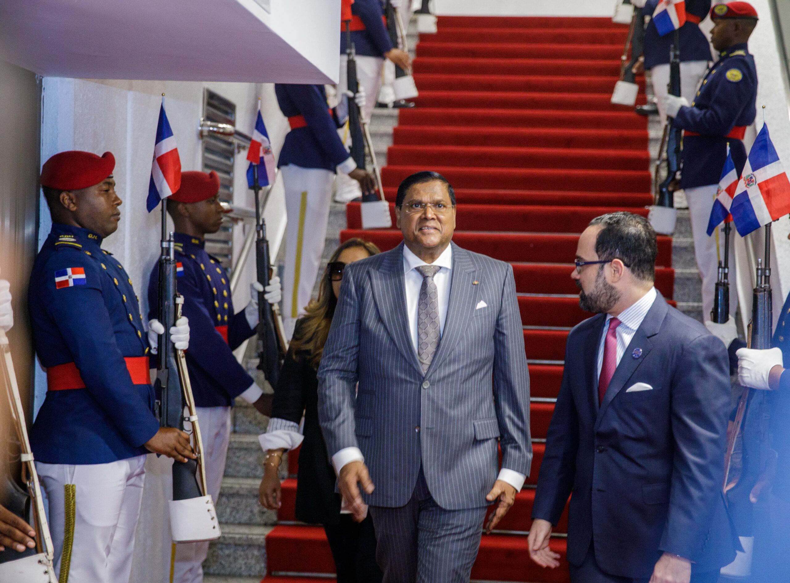 Arriba al país presidente de Suriname Chandrikapersad Santokhi para asistir a juramentación de segundo mandato de Luis Abinader