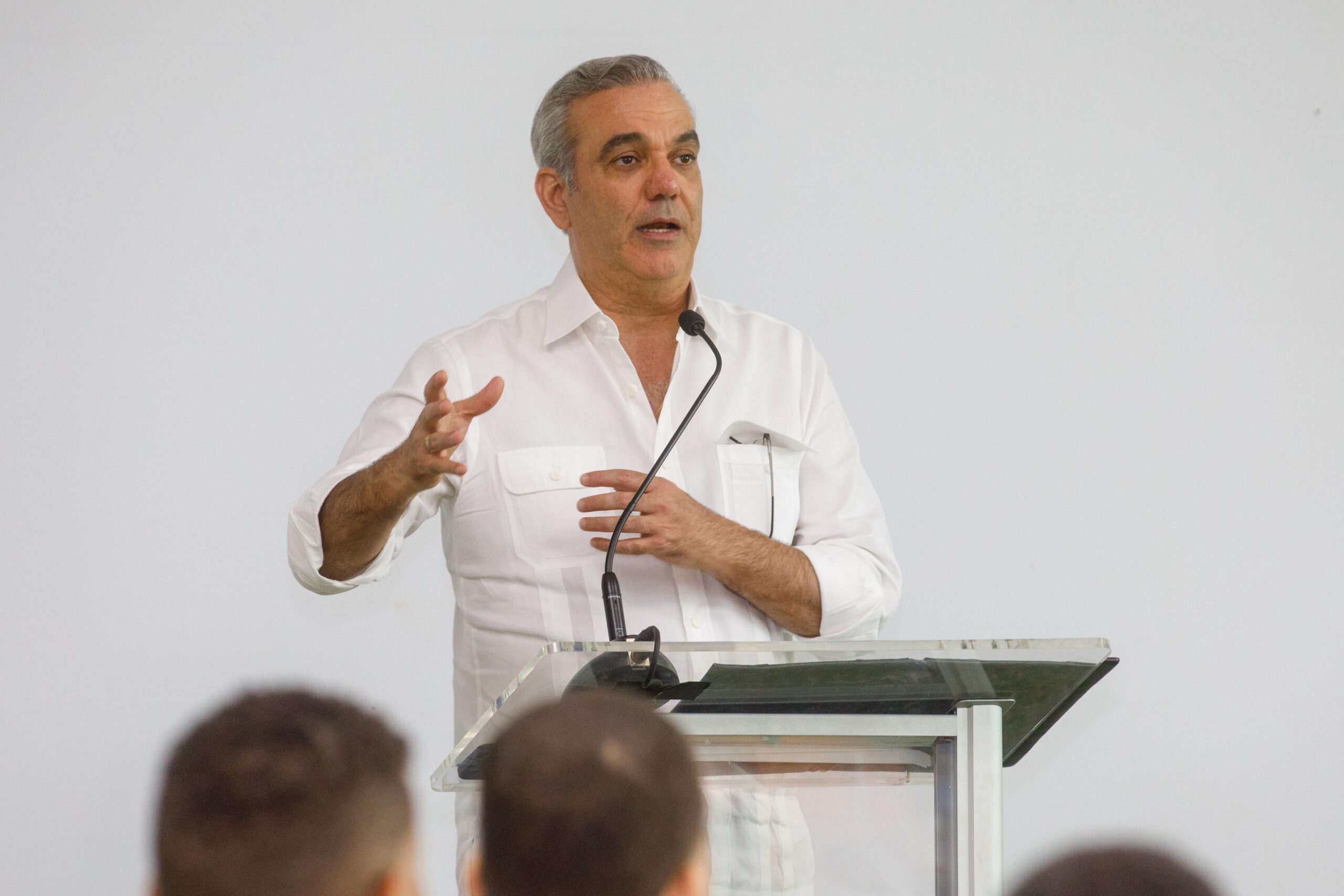 Presidente Abinader asegura seguirá escuchando a todos los sectores para solución problemas de la gente