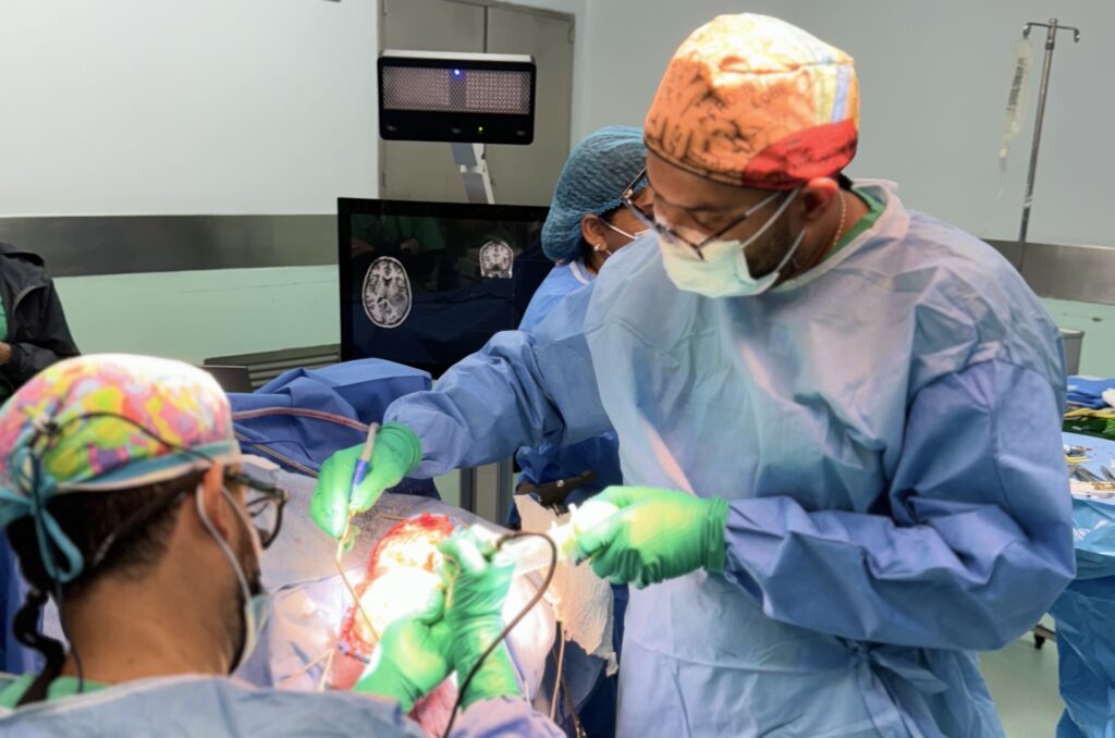 HOMS realiza con éxito cirugía cerebral en un paciente despierto