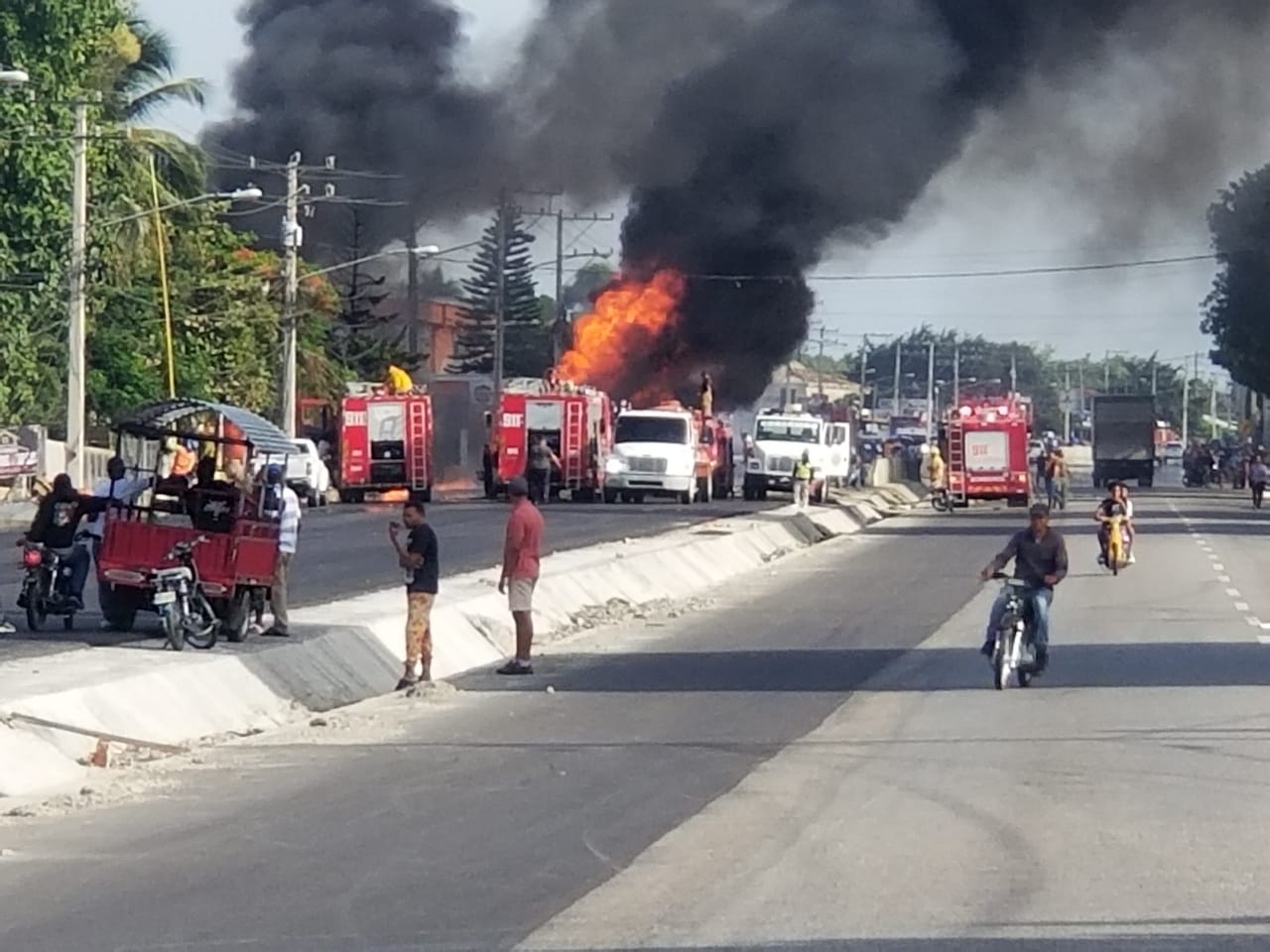 Unas 28 unidades de emergencias coordinadas por el 911 asisten explosión de camión de gas en La Vega