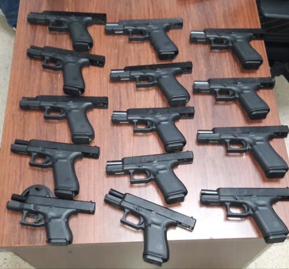 Fiscalía de Santiago obtiene condena de 15 años contra traficante de armas al que ocupó 14 pistolas Glock