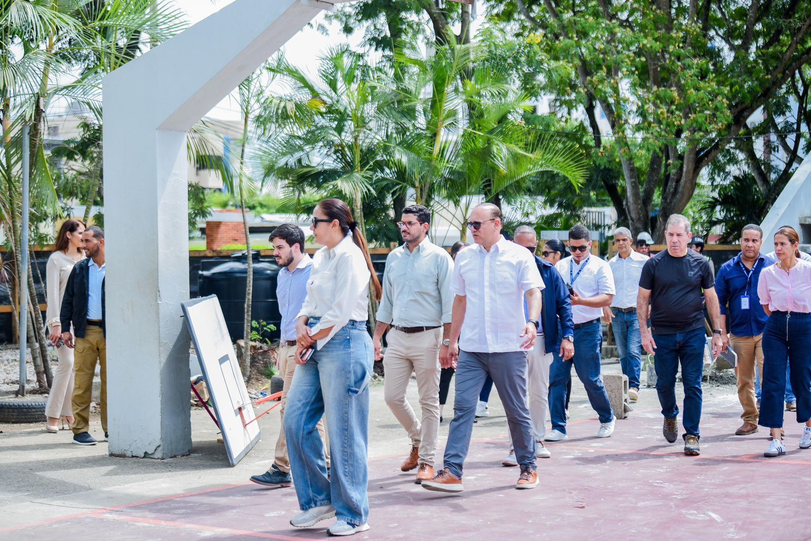 Alcalde Ulises Rodríguez supervisa avances en la renovación del parque de Villa Olga