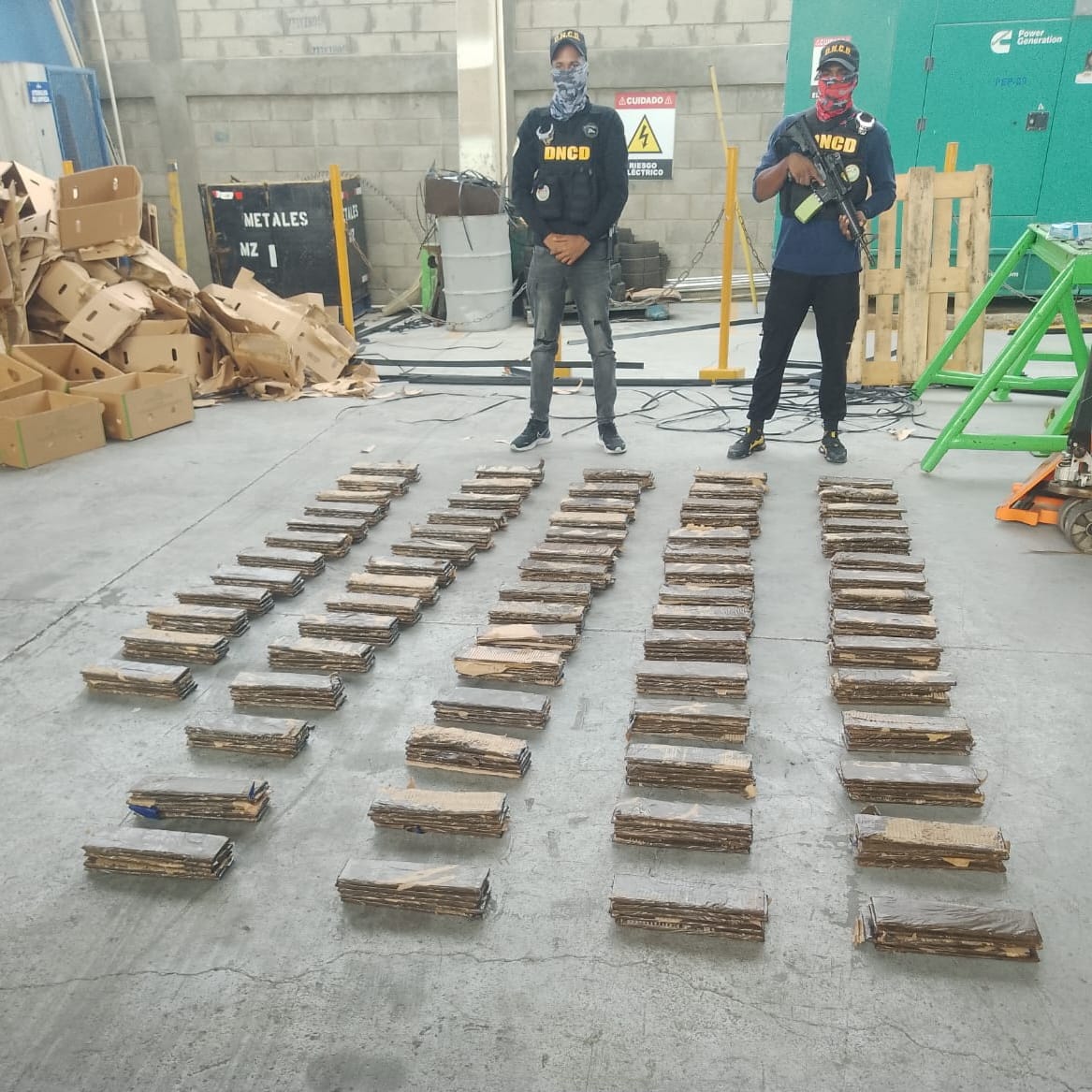 Incautan 360 laminas presumiblemente cocaína en carga de guineos en puerto de Manzanillo