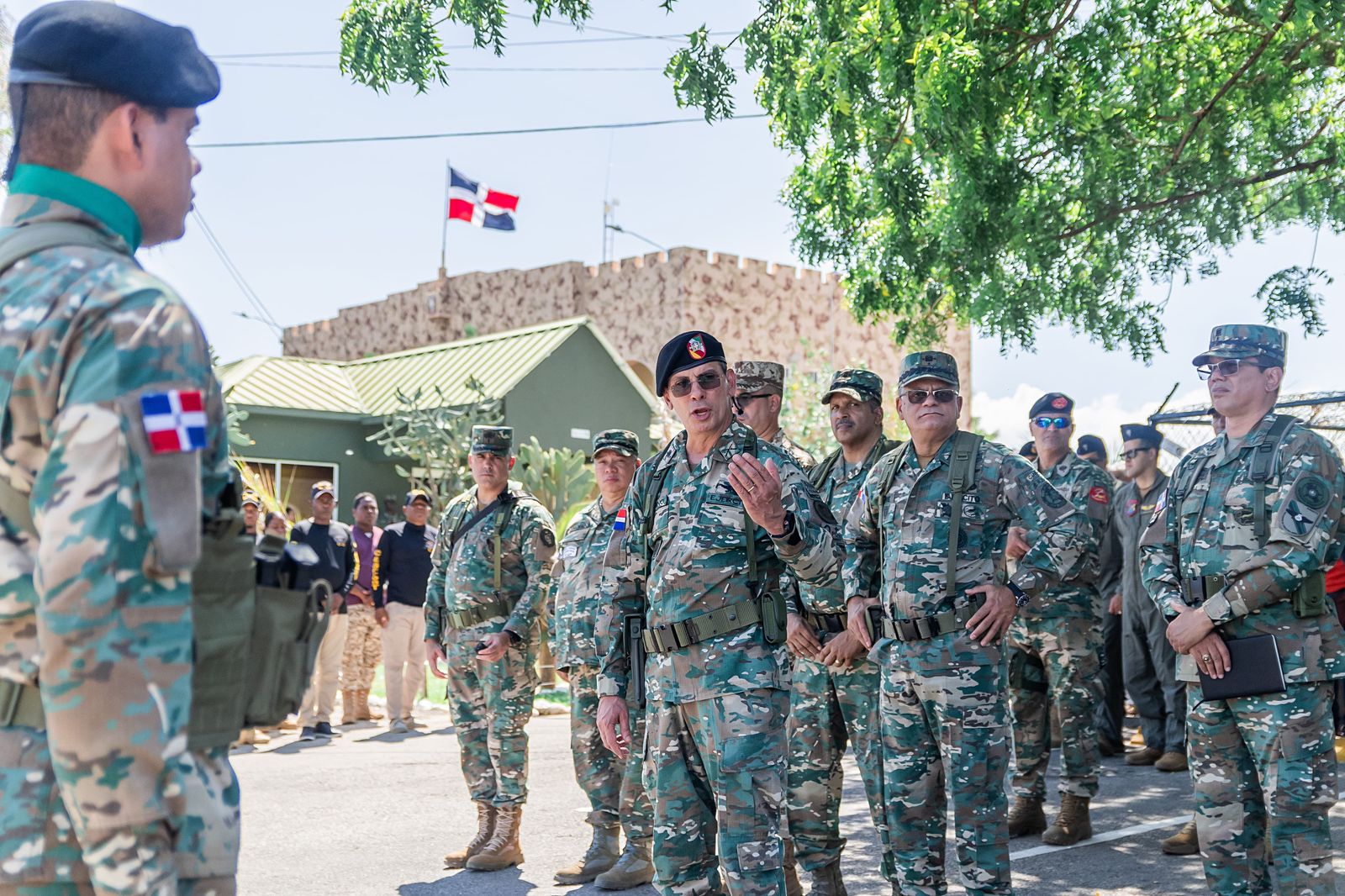 Ministro de defensa recorre frontera Sur RD-Haití, supervisa trabajos verja perimetral y visita soldados desplegados en la zona