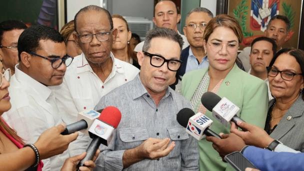 Diputados del PRM acuerdan eliminar solo 20 curules, ni el 50 % de los que propone Abinader
