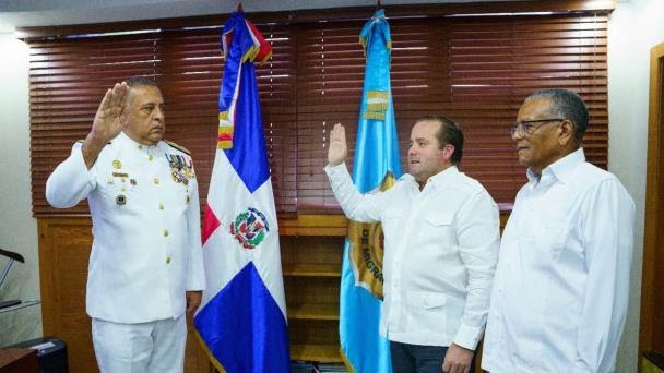 Ministro de la Presidencia juramenta al nuevo director de Migración