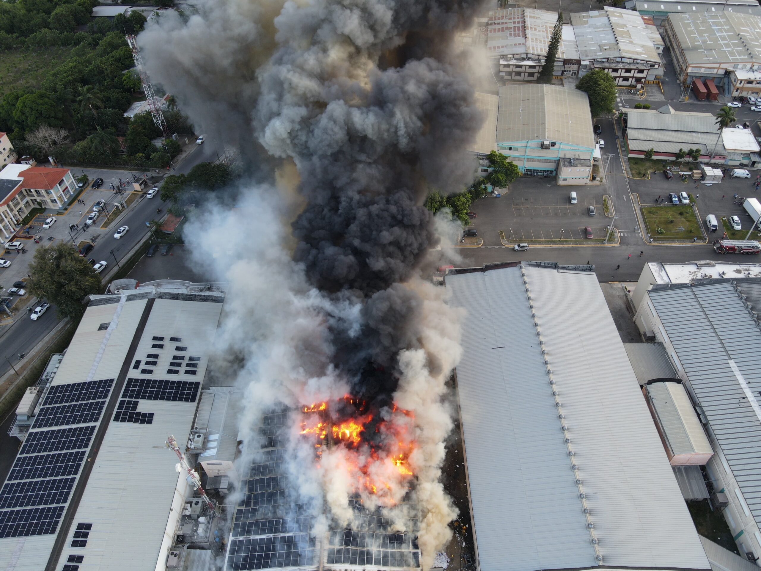 El 911 coordina asistencia en incendio de fábrica en zona industrial de Santiago