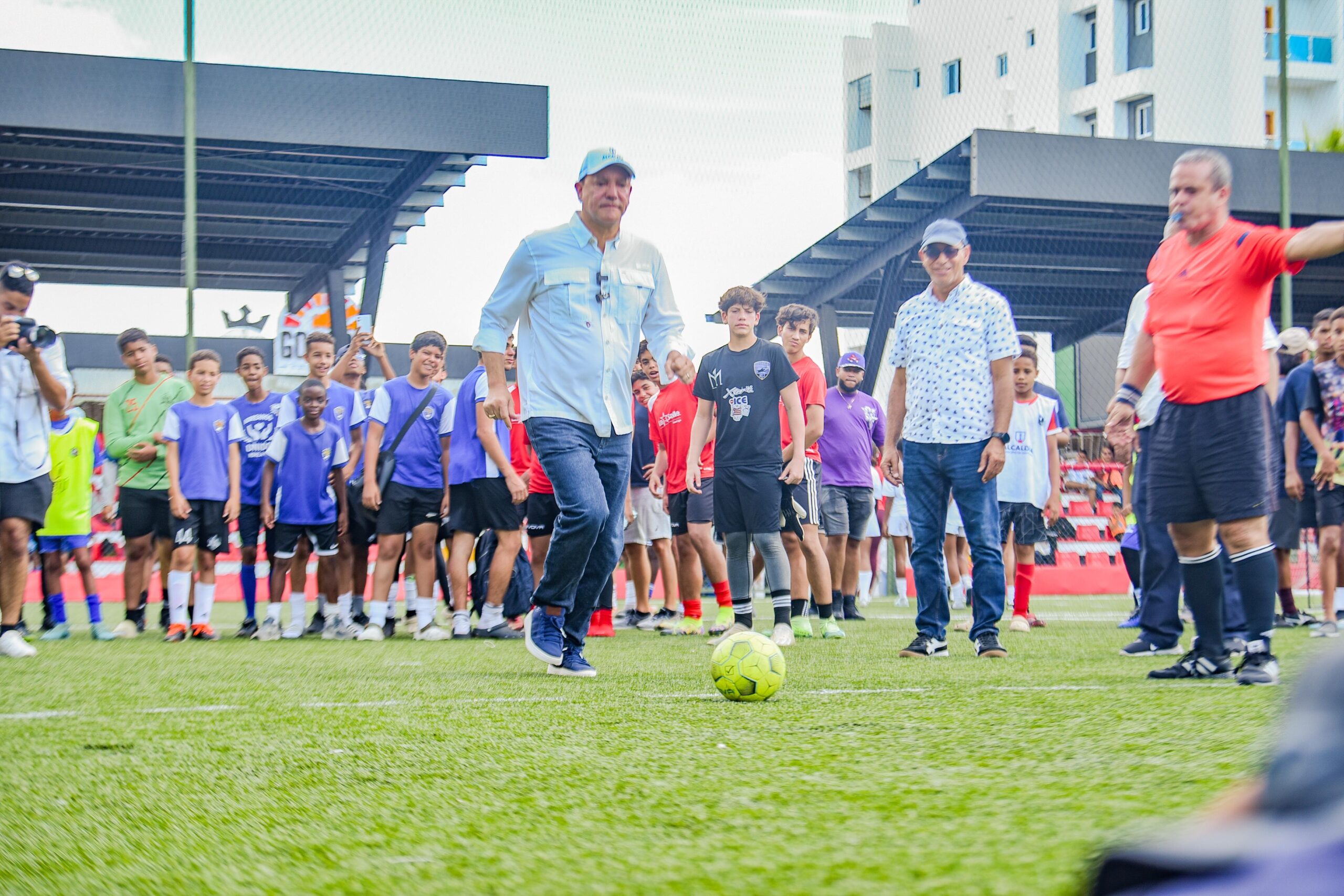 Alcaldía de Santiago organiza 50 partidos de fútbol de forma simultánea