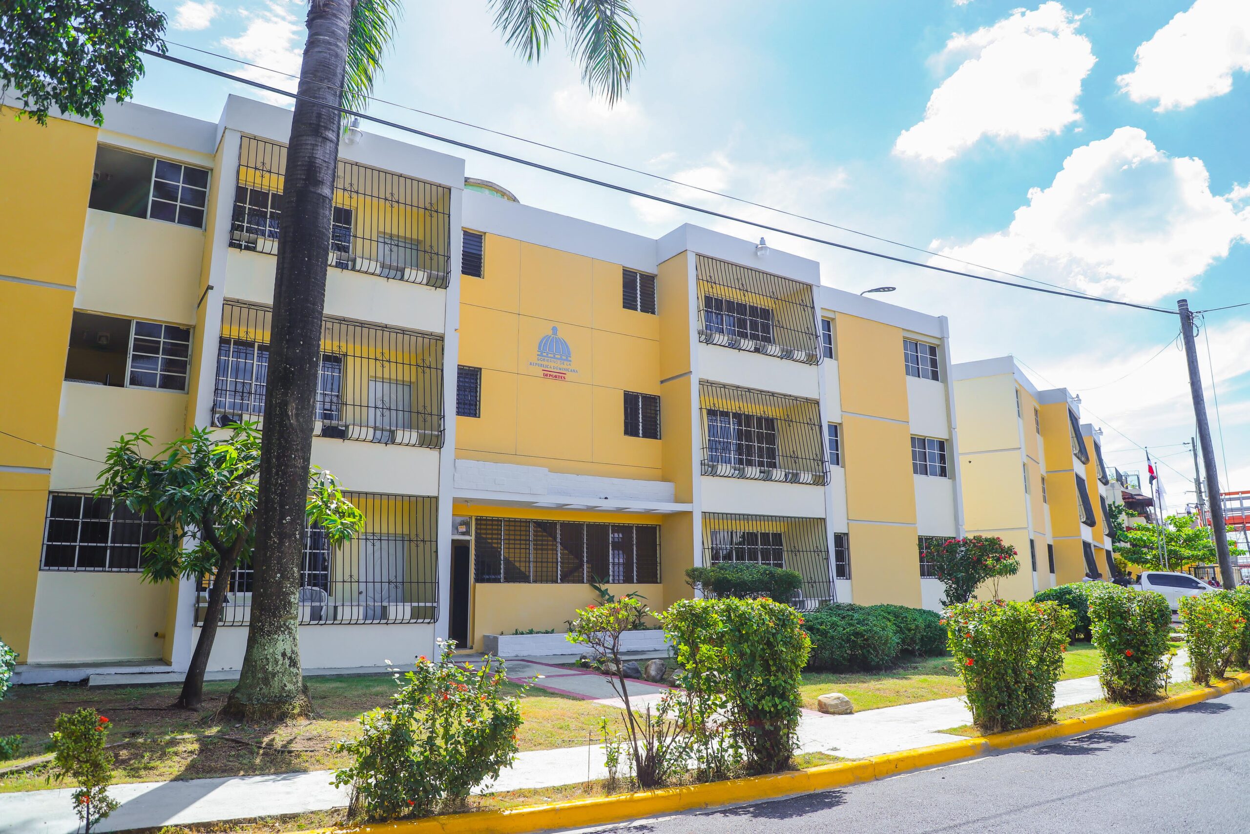 Presidente Abinader entrega 227 apartamentos en Sabana Perdida