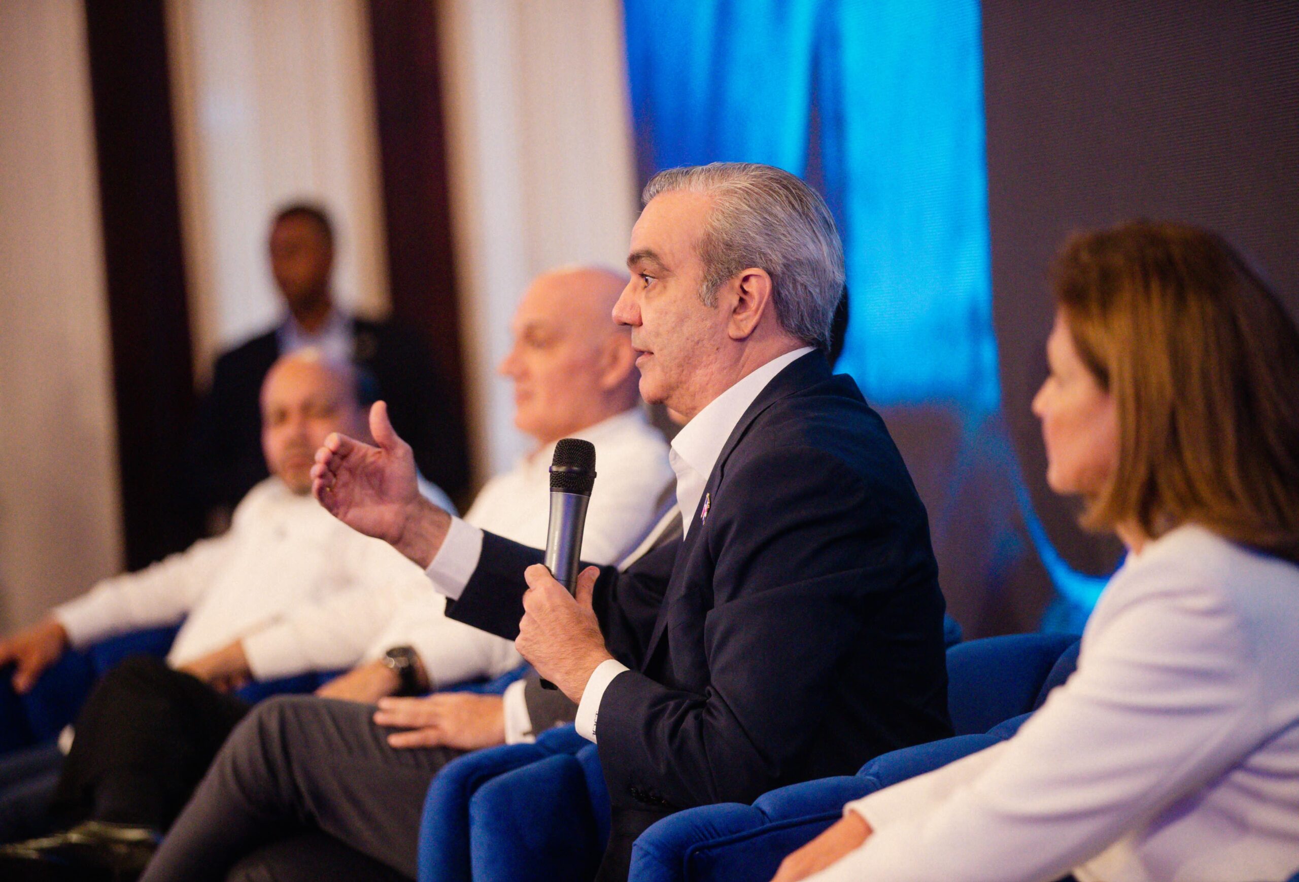 Presidente Abinader encabeza presentación del proyecto de ley de modernización fiscal en LA Semanal