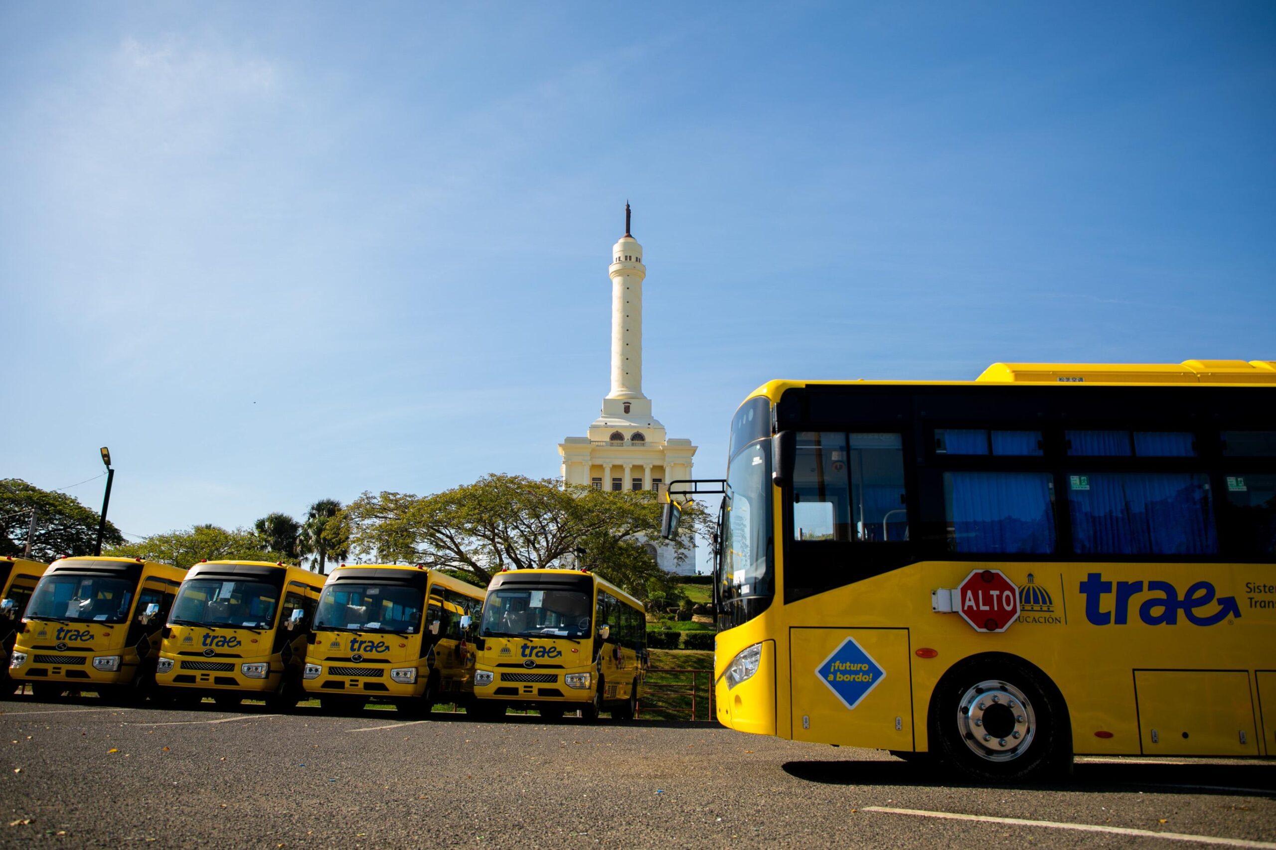 Raquel Peña activa primeras 41 rutas del Transporte Estudiantil para Santiago
