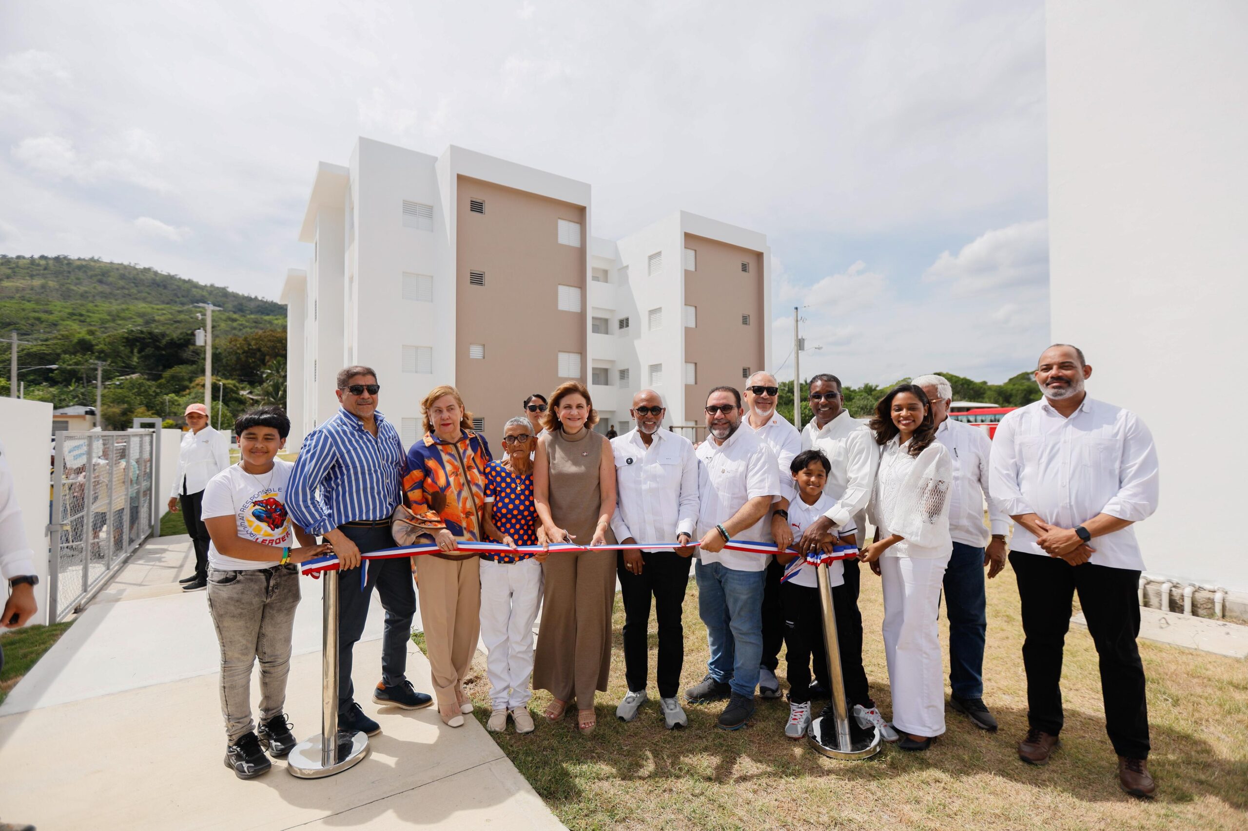 Raquel Peña entrega 64 apartamentos y 850 títulos de propiedad en La Vega, consolidando el acceso a viviendas dignas