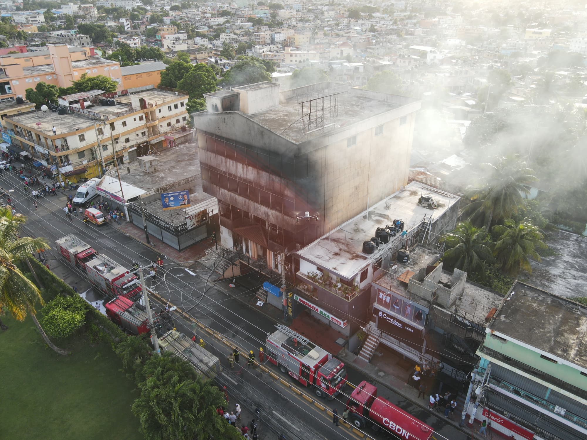 Un incendio consume edificio de cinco niveles en Herrera