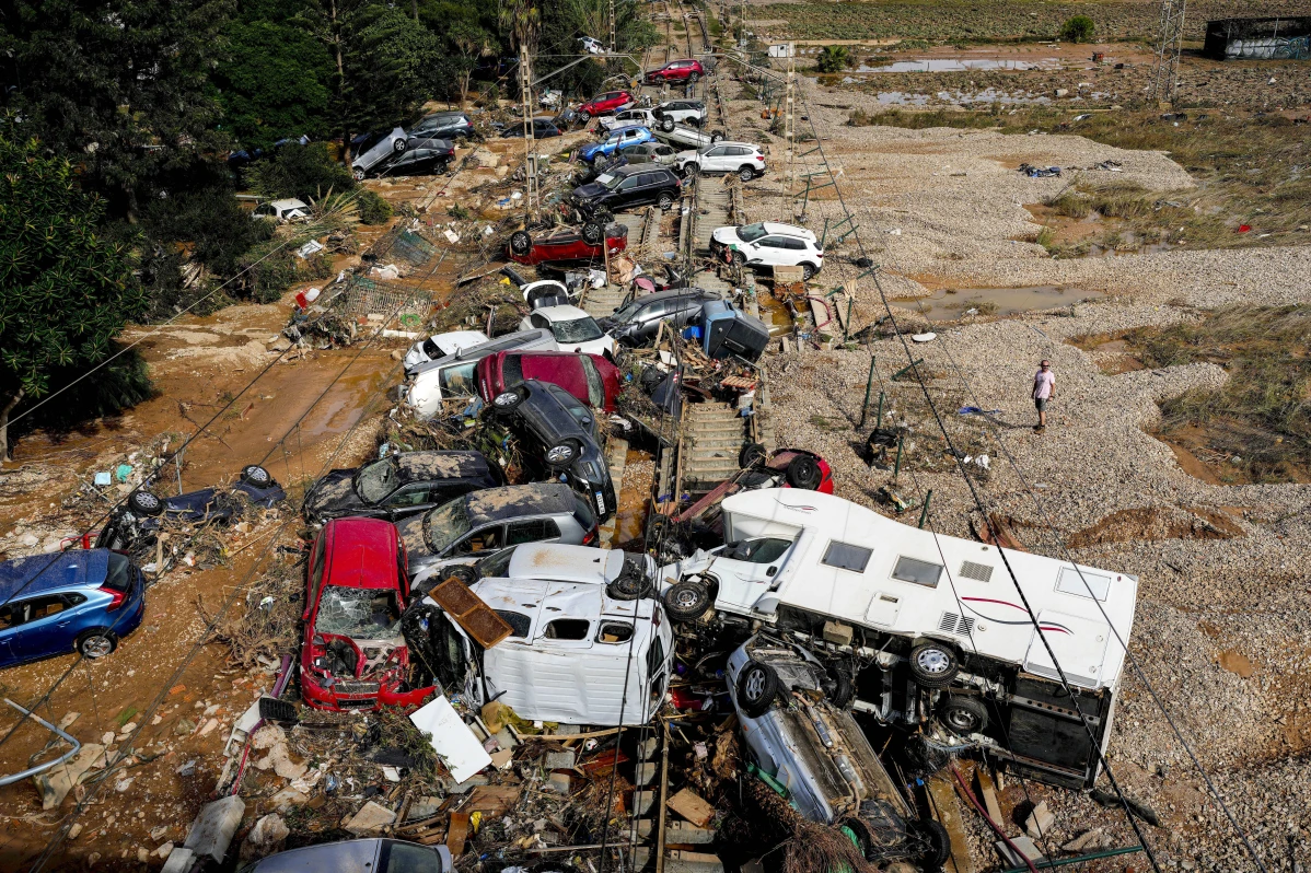 España busca más víctimas tras unas inundaciones históricas que dejaron al menos 158 muertos