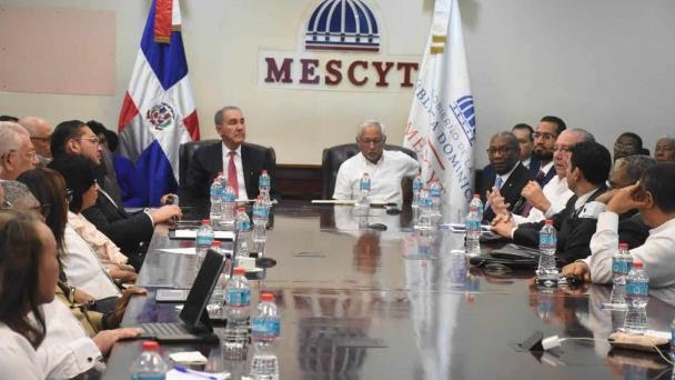 MESCyT y el MINERD abordan proceso fusión junto a rectores universitarios y personalidades del mundo académico dominicano