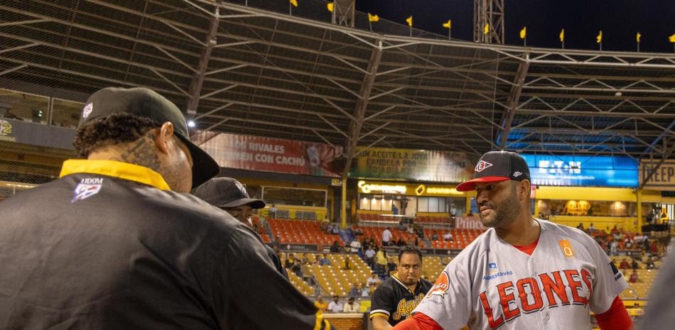Leones vencen a Águilas y Pujols se lleva duelo contra Molina