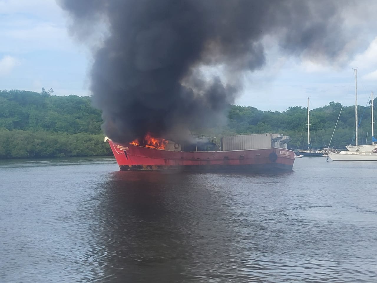 Incendio en la embarcación MISS BELKIST deja tres heridos en la bahía de Luperón