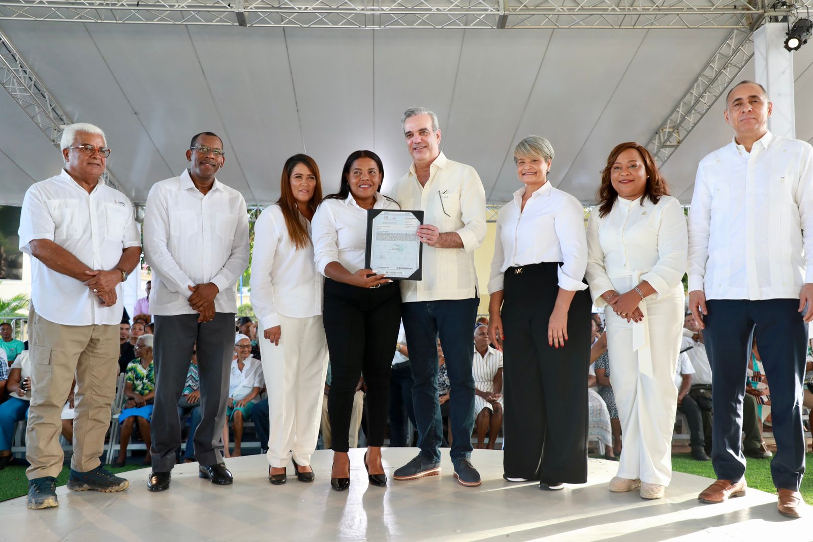 Presidente Abinader entrega 394 nuevos certificados de título de propiedad en Ramón Santana, San Pedro de Macorís