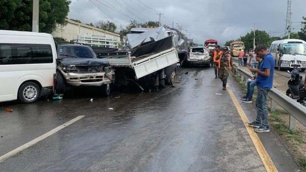 Accidente múltiple deja 10 heridos en autopista Joaquín Balaguer