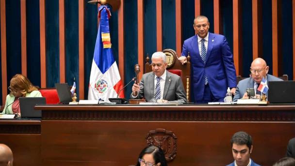 Senado aprueba de urgencia ley que regula pactos de peloteros de MLB en la Liga de Verano en RD