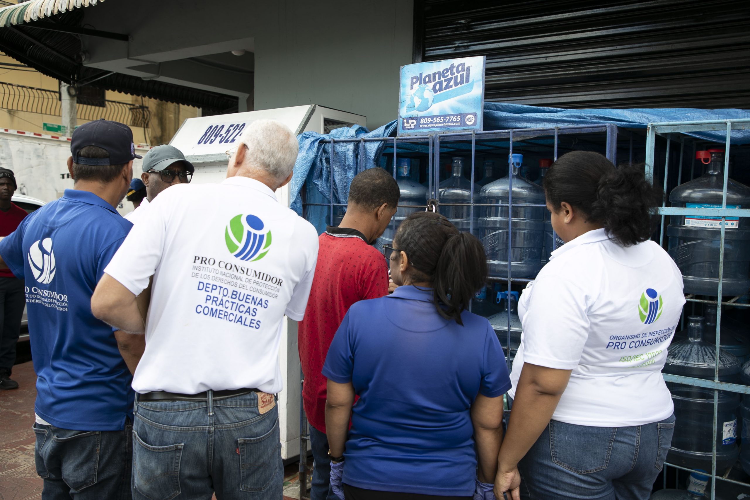 Pro Consumidor decomisa cientos de botellones de agua que estaban expuestos a los rayos del sol