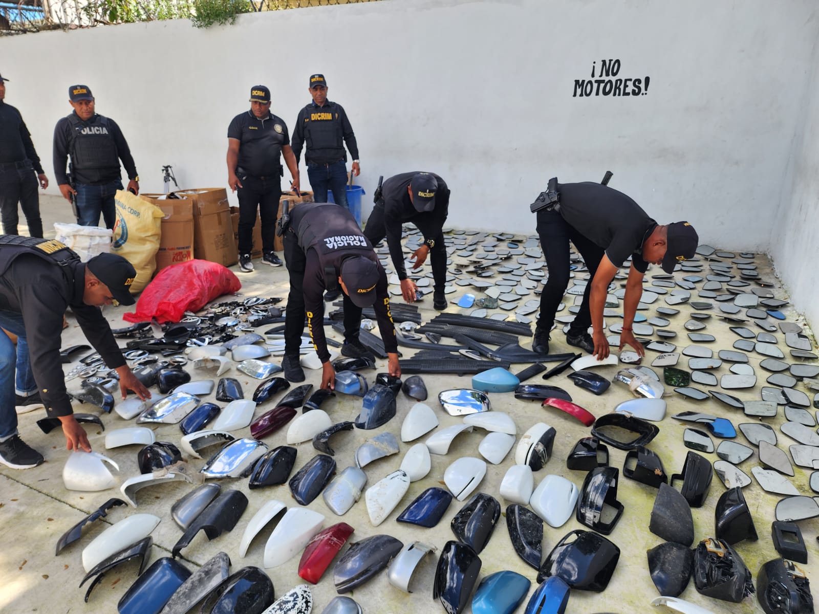 Policía Nacional desmantela almacén de piezas de vehículos robadas en Villa María, DN