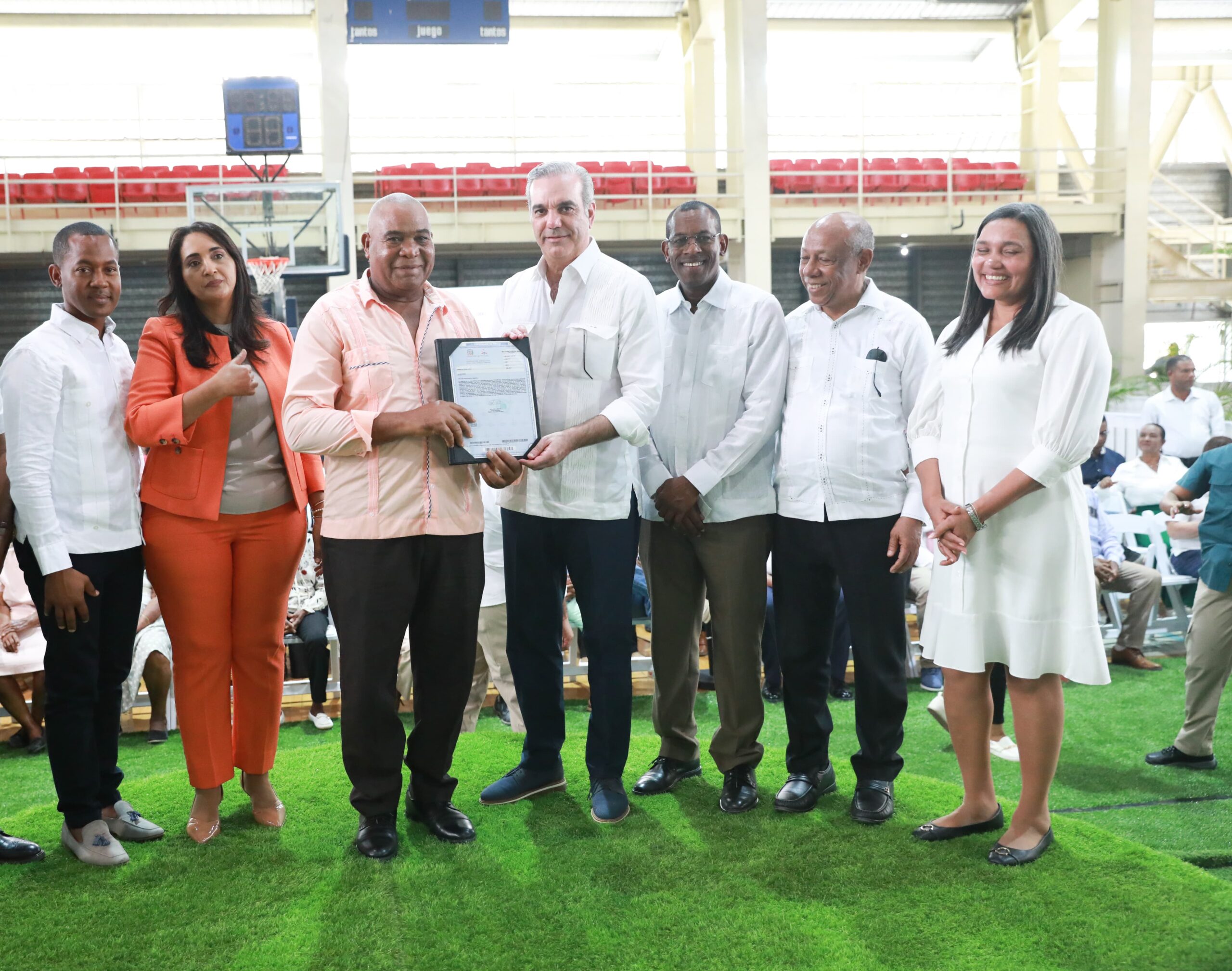 Presidente Abinader entrega 450 títulos de propiedad en Las Clavellinas de Azua.
