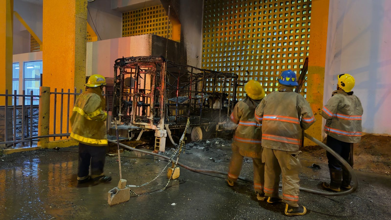 Incendio en caseta de la Defensa Civil en el Estadio Cibao es controlado rápidamente por bomberos