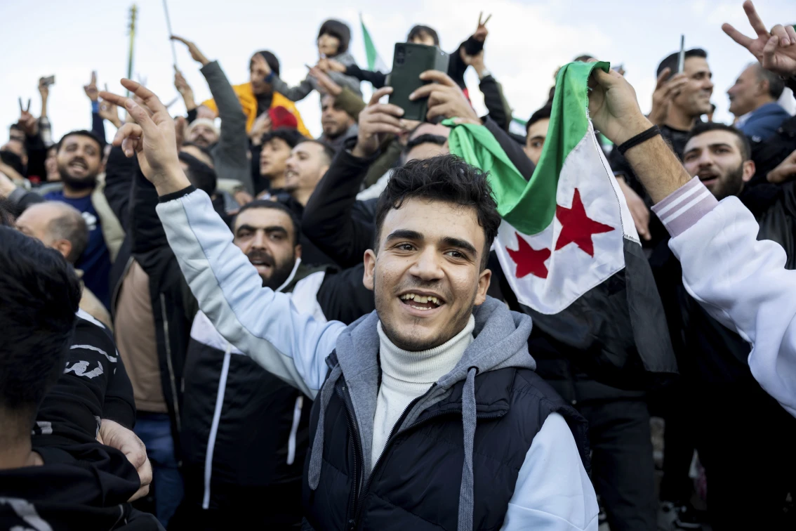 Reacciones globales a la repentina destitución de Assad en Siria varían entre júbilo y alarma