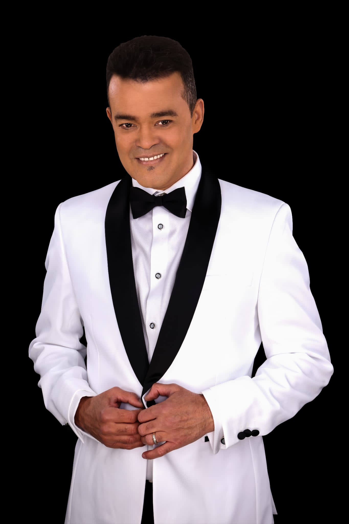 Alex Bueno se adueña mercado musical con la bachata “Pasa Cantando” iniciando este 2025