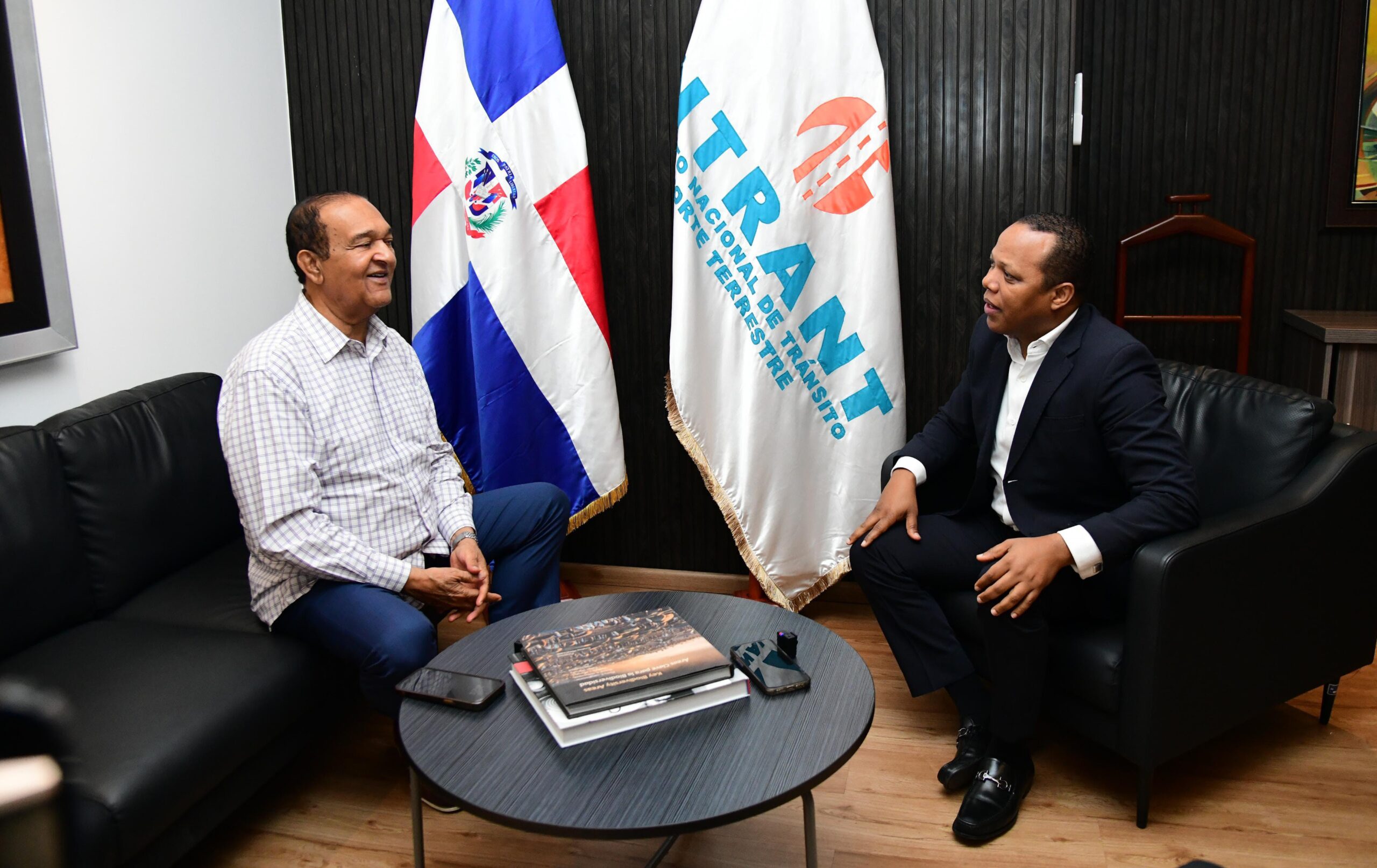 No habrá aumento del pasaje; INTRANT acuerda solución con líderes transportistas