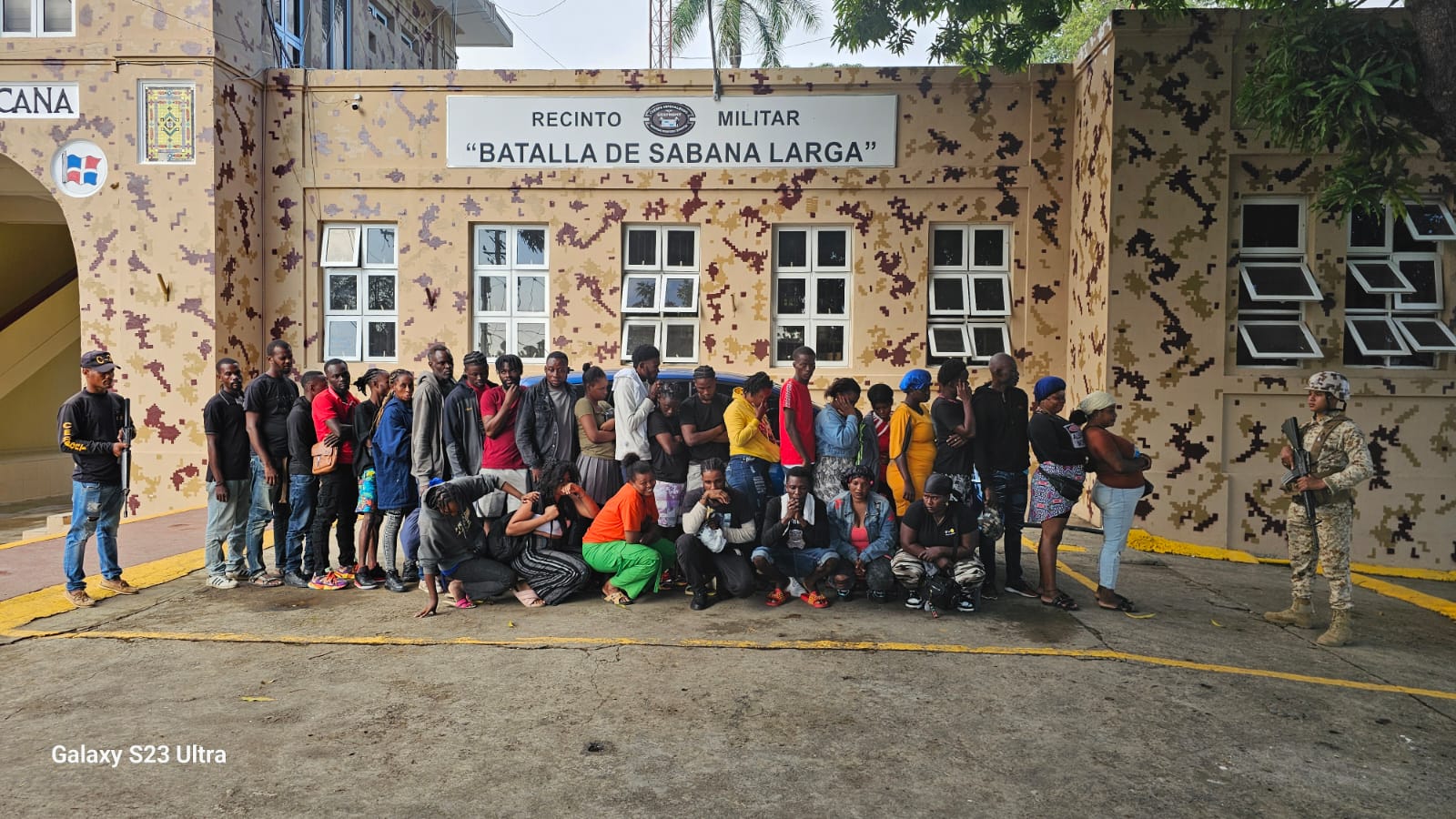 CESFRONT detiene vehículos con 30 nacionales haitianos en estatus migratorio irregular