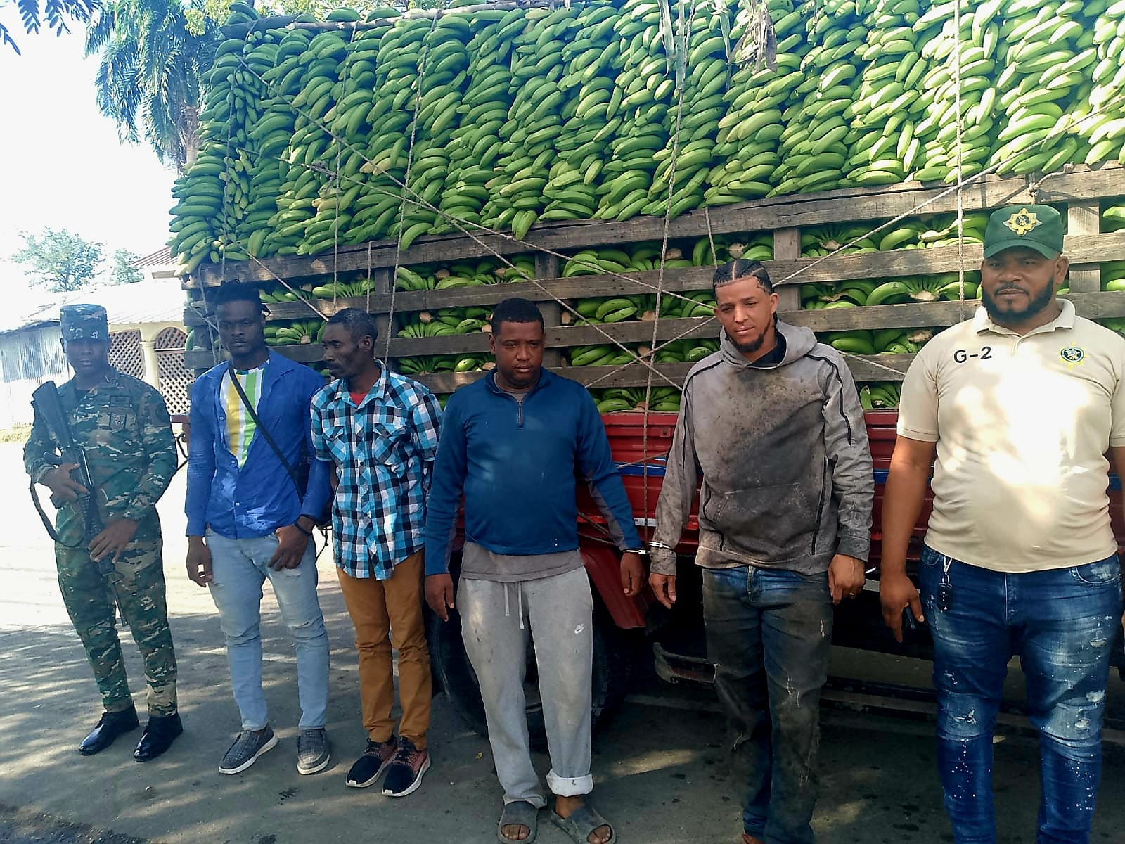 Detienen dominicanos ocultaban a dos indocumentados en un camión cargado de guineos verdes