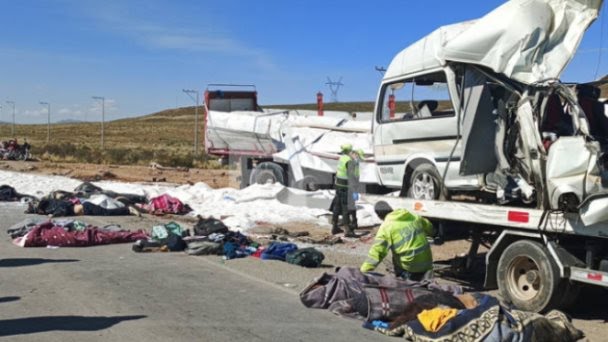 Al menos 31 fallecidos y 15 heridos tras la caída de un autobús a un barranco en Bolivia