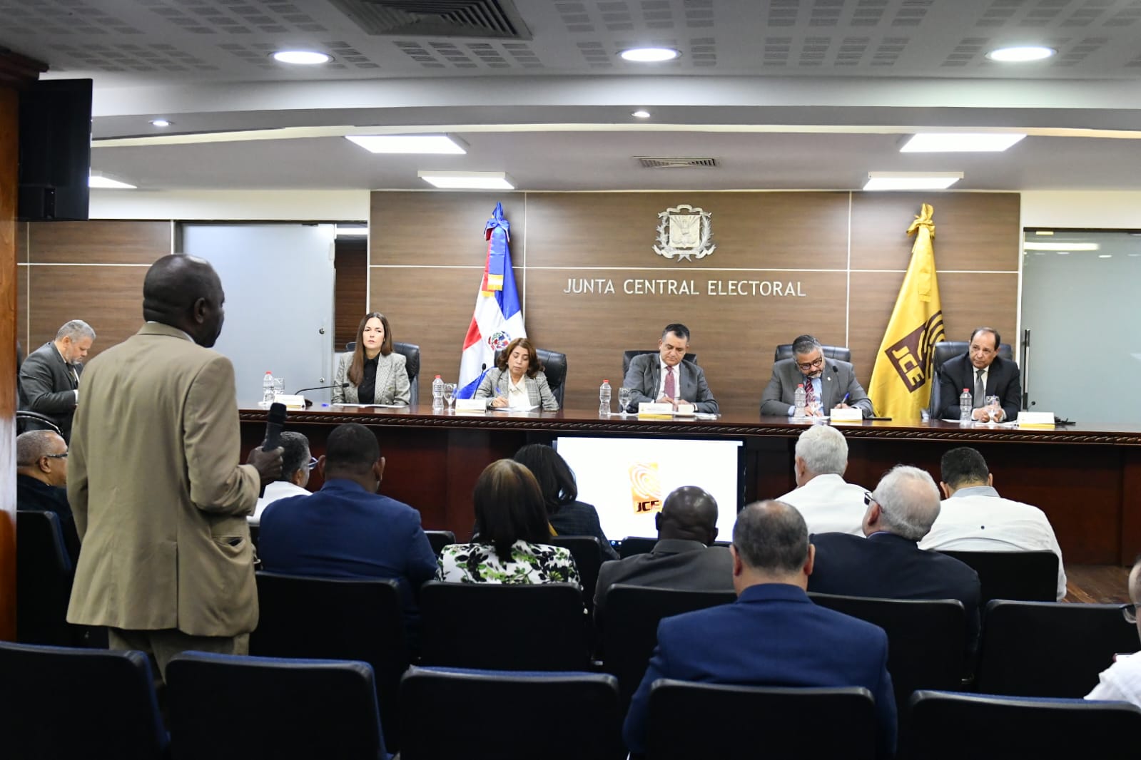 JCE continúa presentación del proyecto de la nueva Cédula de Identidad y Electoral a organizaciones políticas